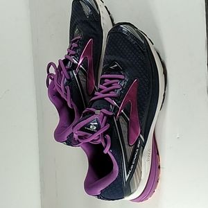 Brooks Ravenna 8 Black and Purple Size 7.5 Woman Walking Shoes.